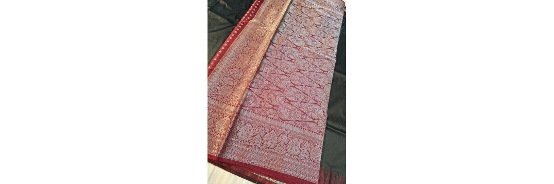 Heavy vs Lightweight Sarees: What to Wear at Weddings